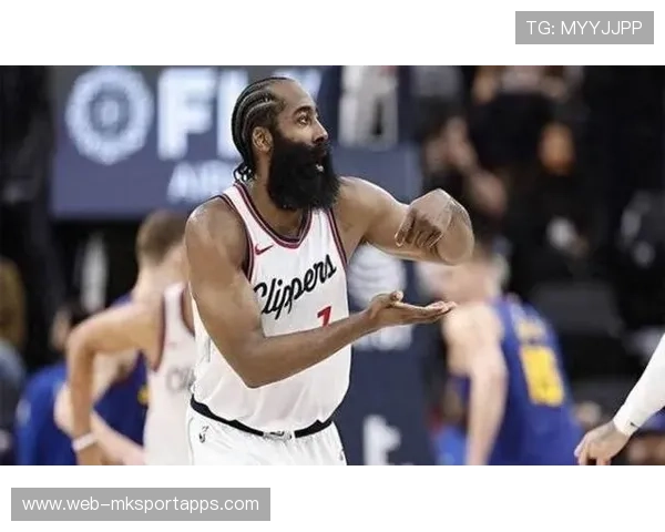 快船持续低迷，哈登拼尽全力，哈登晃倒的快船球员是谁